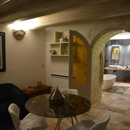 Gatto Bianco D'allora Alberobello